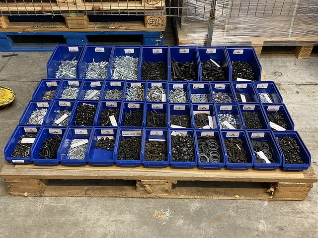 Partij diverse soorten bevestigingsmateriaal - afbeelding 1 van  12