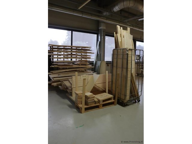 Partij diverse soorten hout - afbeelding 1 van  12