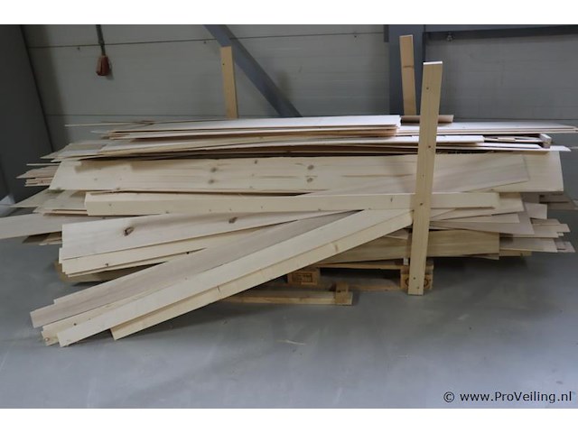Partij diverse soorten hout - afbeelding 1 van  5