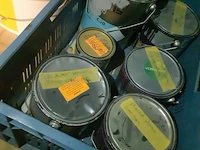 Partij diverse soorten muurverf en lak o.a. akzonobel sikkens muurverf alpha rezisto mat; staat op zolder - afbeelding 3 van  3