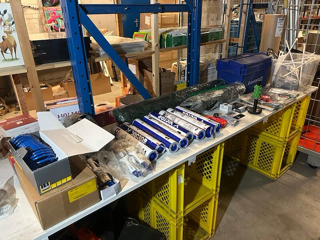 Partij diverse sportartikelen, gereedschappen en bouwmaterialen - afbeelding 1 van  13