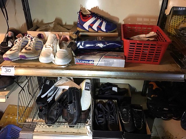 Partij diverse sportschoenen - afbeelding 1 van  6