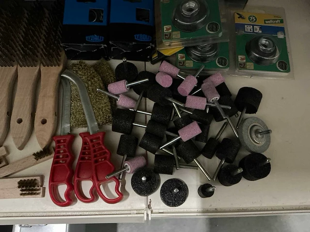 Partij diverse staalborstels/brushing tools/etc (246x) - afbeelding 2 van  10