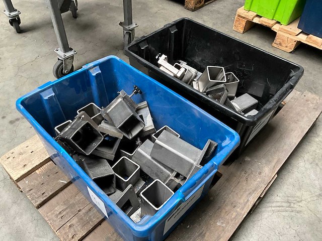 Partij diverse stalen steunen - afbeelding 1 van  2