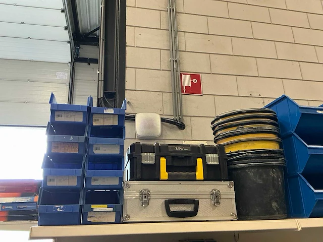 Partij diverse stapelbakken/gereedschapskoffers/emmers (39x) - afbeelding 2 van  5