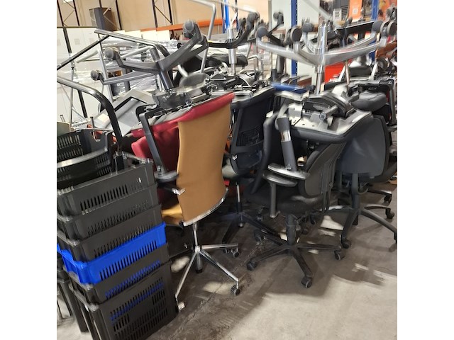 Partij diverse stoelen en 2x tafel - afbeelding 5 van  15