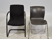 Partij diverse stoelen en 2x tafel