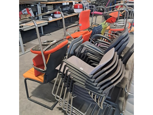 Partij diverse stoelen en 3x bijzettafel - afbeelding 2 van  11