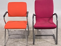 Partij diverse stoelen en 3x bijzettafel