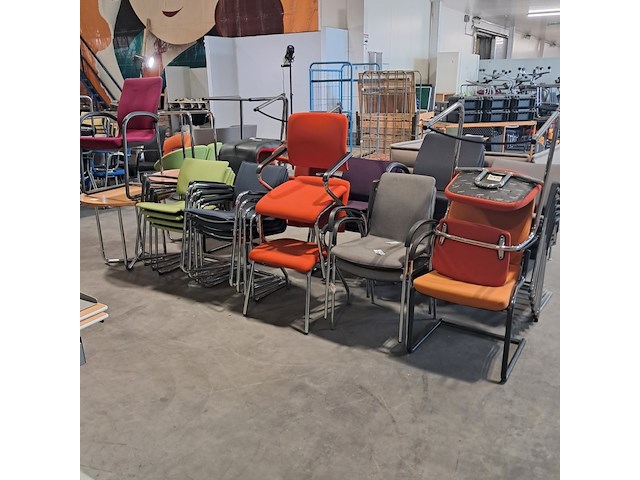 Partij diverse stoelen en 3x bijzettafel - afbeelding 9 van  11