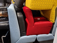 Partij diverse stoelen en banken, o.a johanson - afbeelding 2 van  13
