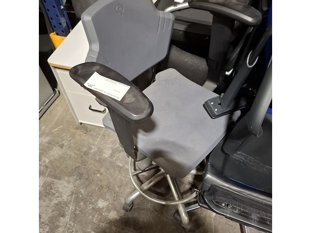 Partij diverse stoelen en bureaustoelen - afbeelding 2 van  7