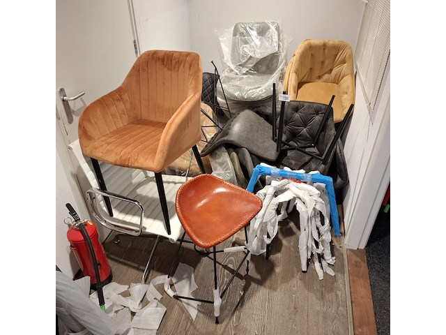 Partij diverse stoelen en onderstellen - afbeelding 1 van  9