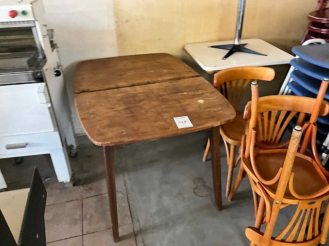 Partij diverse stoelen, krukken en tafels - afbeelding 1 van  1