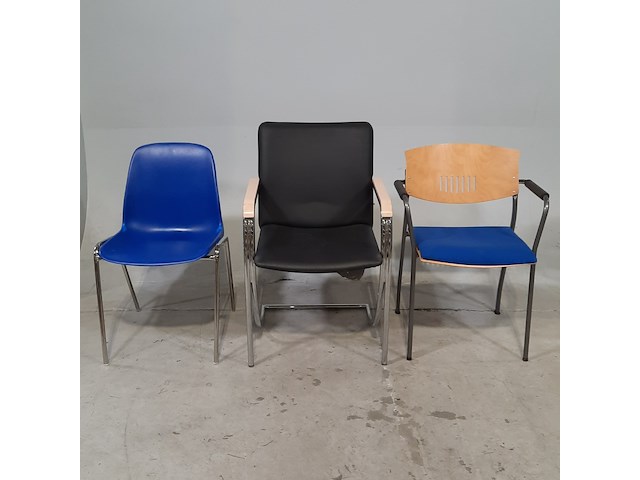 Partij diverse stoelen o.a. thonet - afbeelding 1 van  7