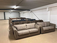 Partij diverse stoffen en leren bankstellen (32x)