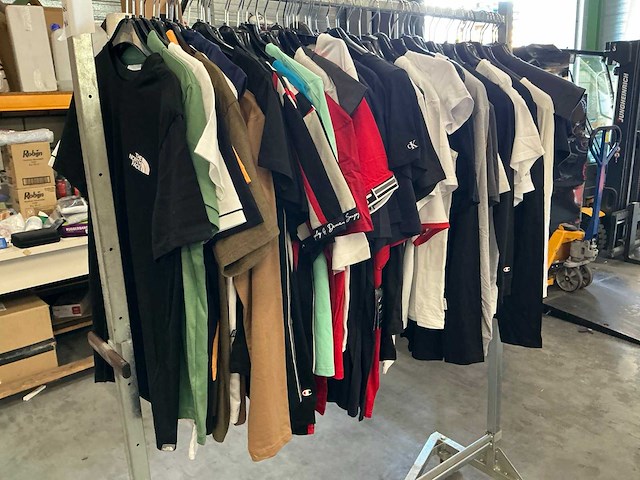 Partij diverse t-shirts o.a nike/supply&demand/puma/etc (62x) - afbeelding 1 van  12