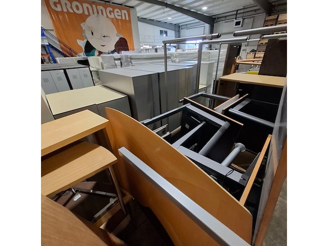 Partij diverse tafels en bureaus - afbeelding 11 van  15