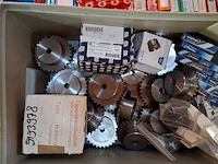 Partij diverse tandwielen, lagers en snaarpoelie's - afbeelding 2 van  11