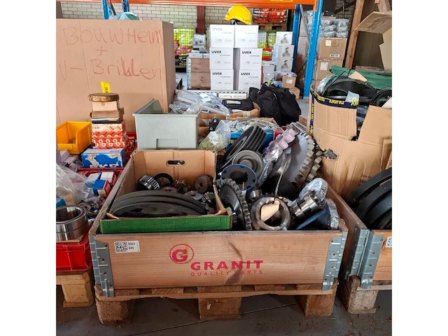 Partij diverse tandwielen, lagers en snaarpoelie's - afbeelding 1 van  11