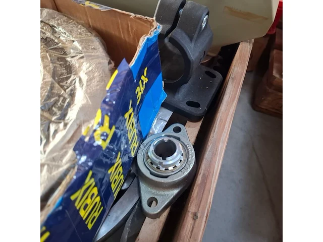 Partij diverse tandwielen, lagers en snaarpoelie's - afbeelding 11 van  11