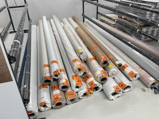 Partij diverse tapijt en vinyl rollen - afbeelding 1 van  4