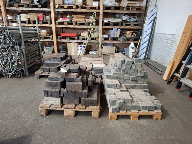 Partij diverse tegels en stenen op 5x pallet - afbeelding 1 van  19