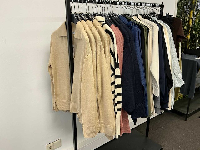 Partij diverse tiffosi/calvinkleinjeans/tommyjeans/etc dames kleding (62x) - afbeelding 1 van  49