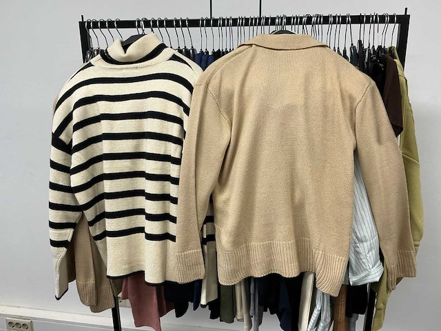 Partij diverse tiffosi/calvinkleinjeans/tommyjeans/etc dames kleding (62x) - afbeelding 34 van  49