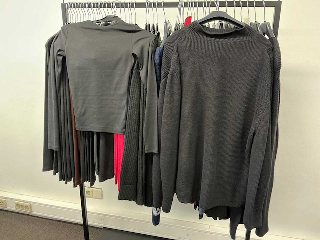 Partij diverse tommy jeans/calvin klein dames truien (51x) - afbeelding 26 van  31