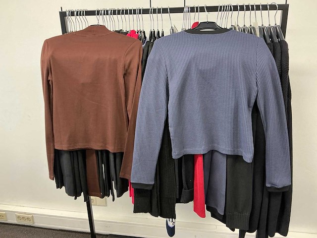 Partij diverse tommy jeans/calvin klein dames truien (51x) - afbeelding 30 van  31