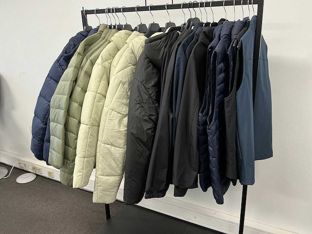 Partij diverse tommyjeans/calvinklein/lyle&scott/purepath heren jassen/bodywarmers (21x) - afbeelding 12 van  26