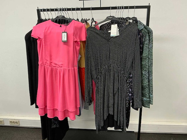 Partij diverse tommyjeans/hugoboss/calvinkleinjeans/armaniexchange/scotch&soda dames jurken (21x) - afbeelding 2 van  24