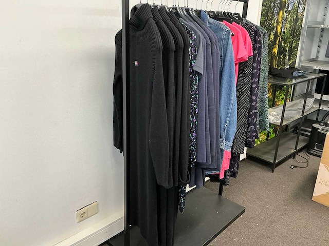 Partij diverse tommyjeans/hugoboss/calvinkleinjeans/armaniexchange/scotch&soda dames jurken (21x) - afbeelding 1 van  24