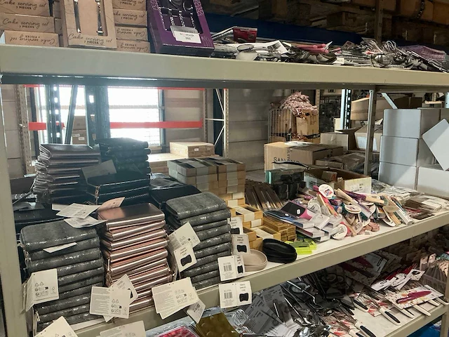 Partij diverse travel jewelry cases/spaanse waaiers/plak tattoos/zeepbakjes/sieraden/etc (2973x) - afbeelding 1 van  11