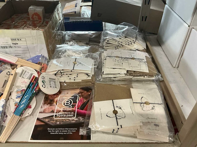 Partij diverse travel jewelry cases/spaanse waaiers/plak tattoos/zeepbakjes/sieraden/etc (2973x) - afbeelding 5 van  11