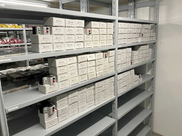Partij diverse velectric motor protection switches/auxilairy contact (173x) - afbeelding 1 van  18