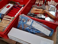 Partij diverse verfbenodigdheden - afbeelding 20 van  41