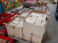 Partij diverse verfbenodigdheden - afbeelding 25 van  41