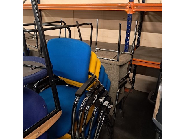 Partij diverse vergader - en kantinestoelen - afbeelding 3 van  19