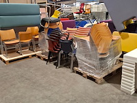 Partij diverse vergaderstoelen en banken - afbeelding 1 van  7