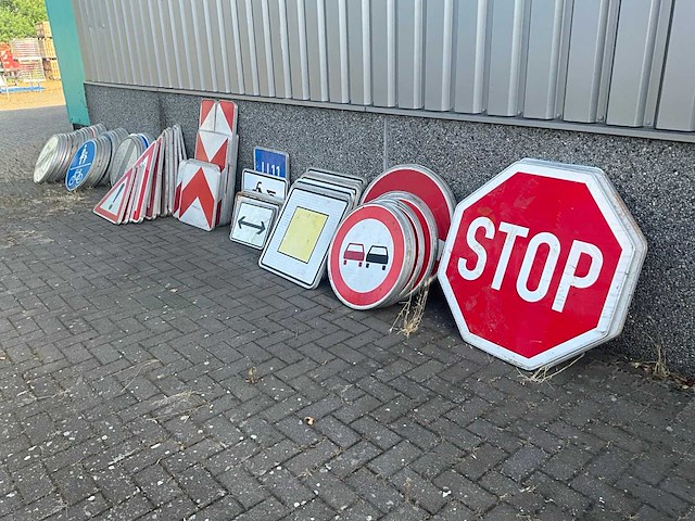 Partij diverse verkeersborden - afbeelding 1 van  6