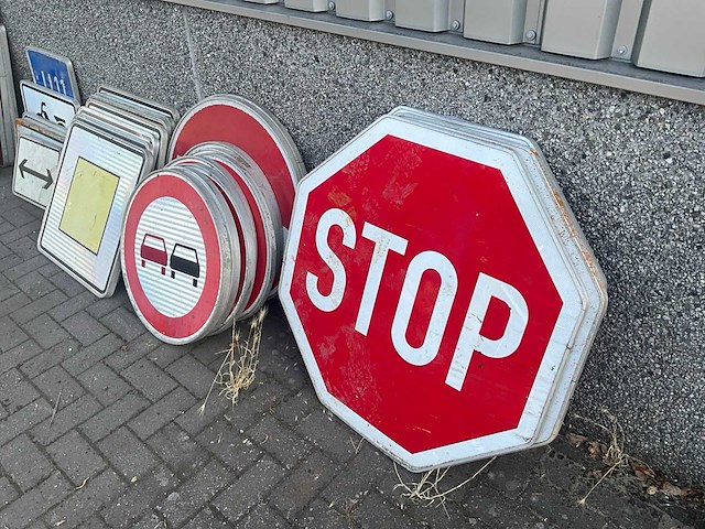 Partij diverse verkeersborden - afbeelding 2 van  6