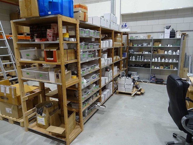 Partij diverse verlichting en onderdelen - afbeelding 1 van  45