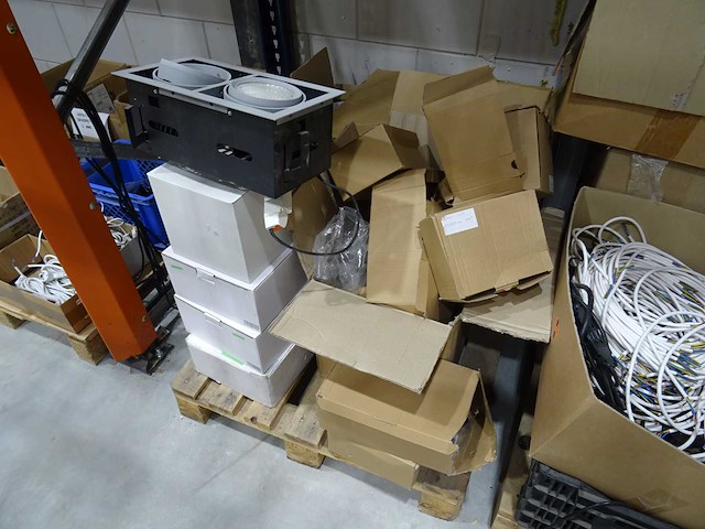 Partij diverse verlichting en onderdelen - afbeelding 43 van  45