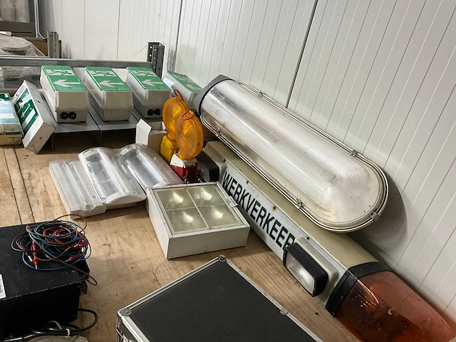 Partij diverse verlichting en signaleringslampen - afbeelding 1 van  4