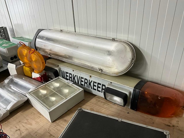 Partij diverse verlichting en signaleringslampen - afbeelding 4 van  4