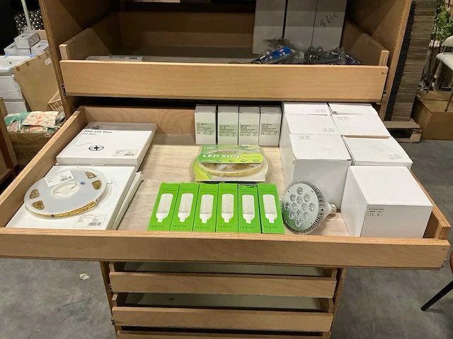 Partij diverse verlichting/gereedschap/installatie benodigdheden - afbeelding 3 van  45