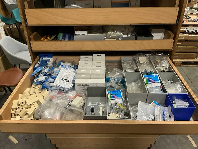 Partij diverse verlichting/gereedschap/installatie benodigdheden - afbeelding 30 van  45