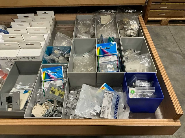 Partij diverse verlichting/gereedschap/installatie benodigdheden - afbeelding 31 van  45